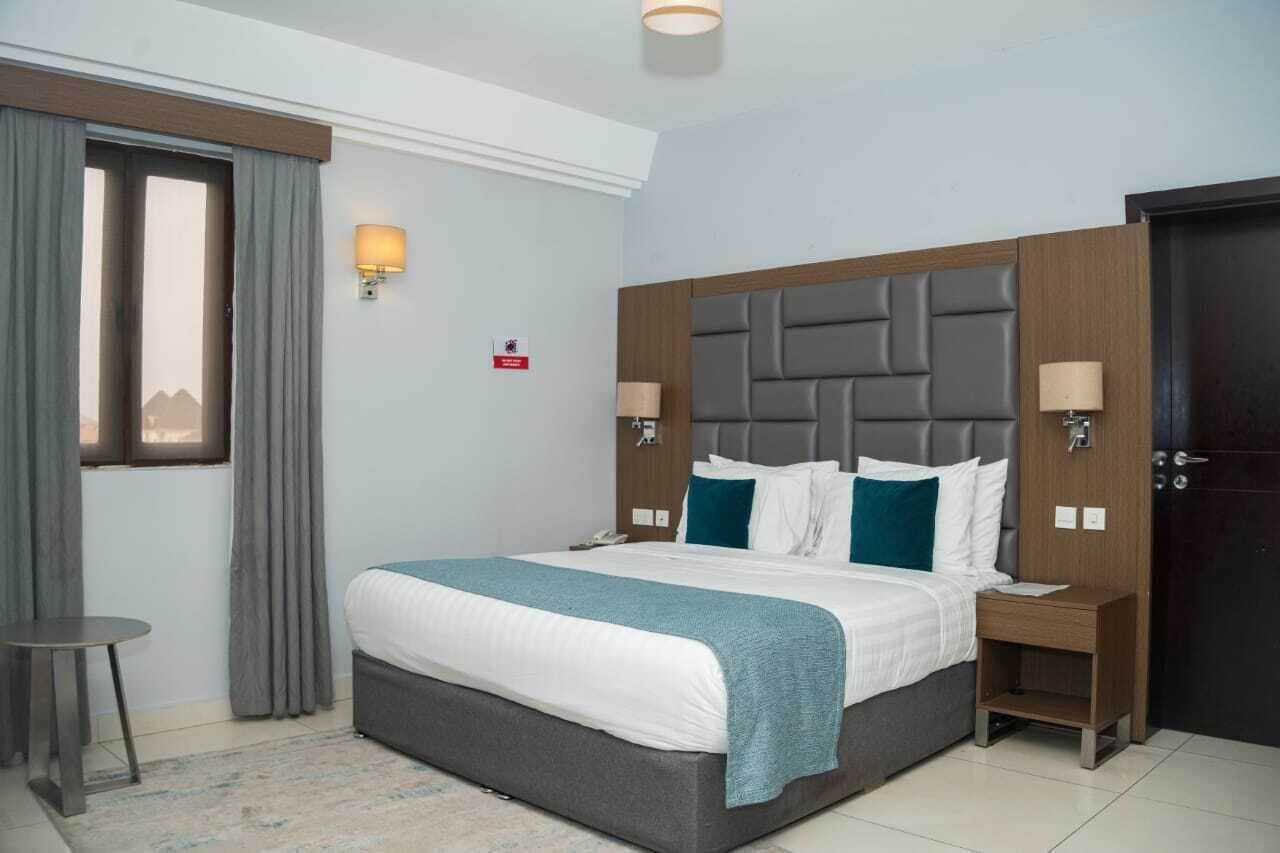 Deluxe Room with king bed and bedside lamps