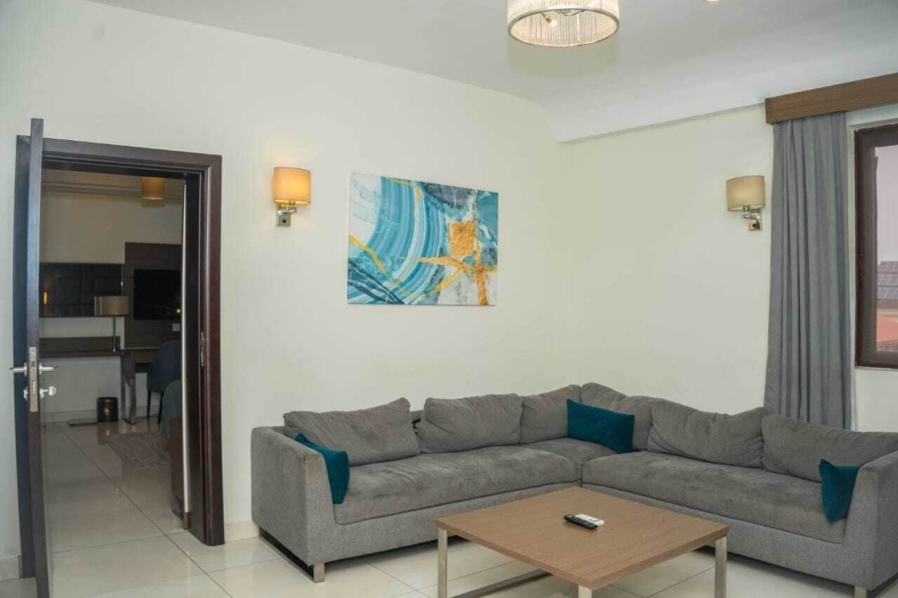 Suite living room with sectional sofa